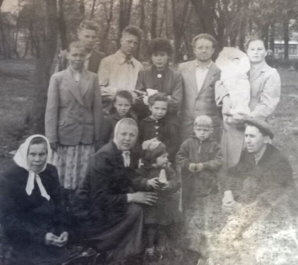 Мария Александровна Кислая и её родные у могилы  | Фото: страница «(Не)забытое кладбище» «ВКонтакте»
