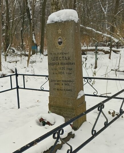 Андрей Шостак и его могила | Фото: Евгения Черевкова, сайт «Подвиг народа» 