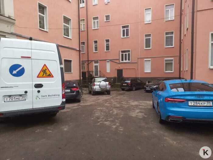 Во дворе женщины оставляют припаркованные автомобили, которые ей мешают | Фото: Елена