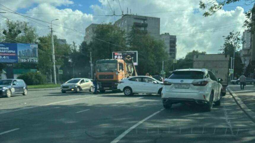 Киевская стоит от Южного вокзала: на перекрёстке с Тихорецкой мусоровоз столкнулся с легковушкой - Новости Калининграда | Фото очевидцев