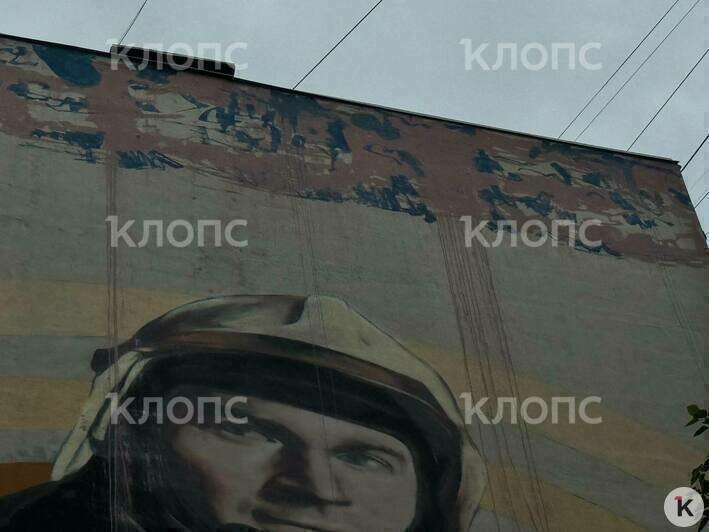 В Калининграде неизвестные испортили мурал с изображением пожарного, открытый в 2023 году (фото, видео) - Новости Калининграда | Фото: очевидец