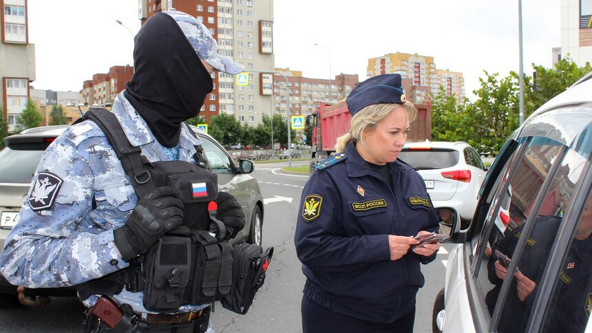 Должники, рассекающие по Калининграду, снова попались приставам на кольце Сельмы и остались без машин  - Новости Калининграда | Фото: УФССП Калининградской области 