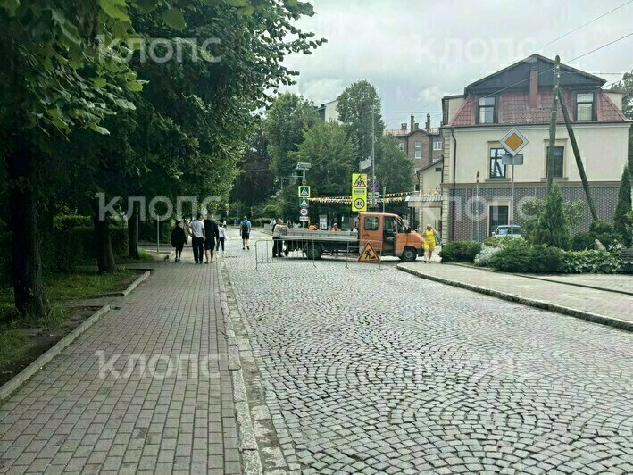 В центре Пионерского из-за дорожного провала закрыли движение по Комсомольской (фото) - Новости Калининграда | Фото очевидца