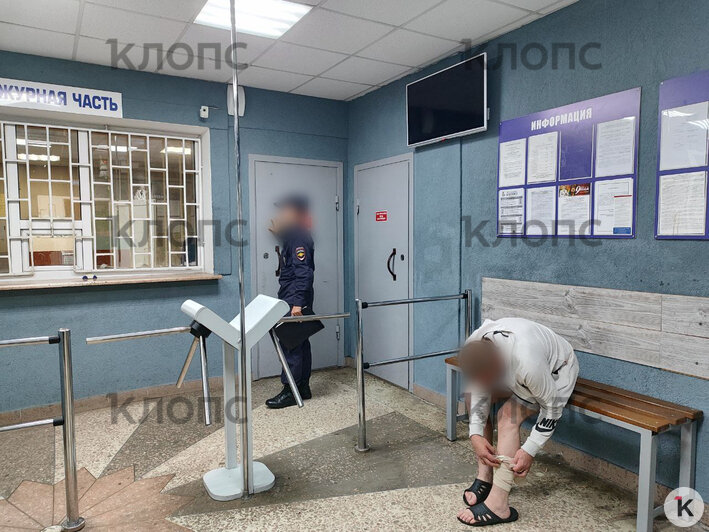Полицейские пришли к пьяному драчуну и доставили его в отдел | Фото: «Клопс»