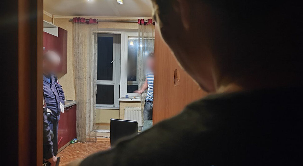 Сотрудники ППС приехали на ул. Мира, где буянил местный житель | Фото: «Клопс»