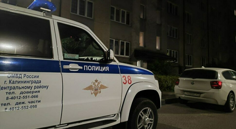 Сотрудники ППС приехали на ул. Мира, где буянил местный житель | Фото: «Клопс»