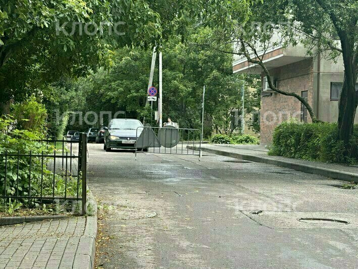 В центре Пионерского из-за дорожного провала закрыли движение по Комсомольской (фото) - Новости Калининграда | Фото очевидца