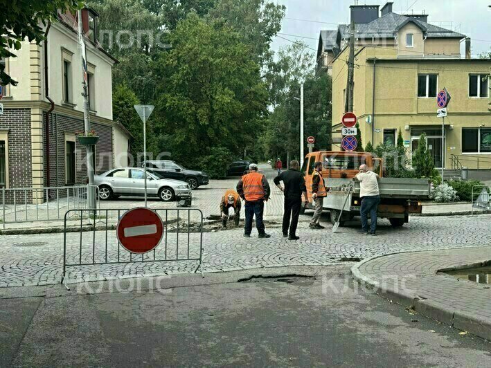 В центре Пионерского из-за дорожного провала закрыли движение по Комсомольской (фото) - Новости Калининграда | Фото очевидца