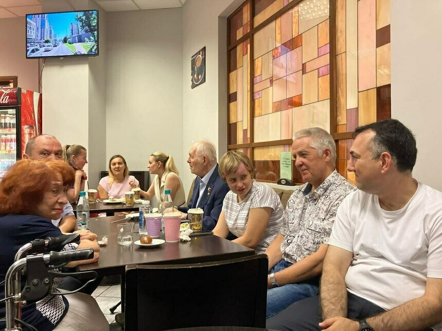 Поддержать медиков пришли в том числе два Героя России - детский врач Леонид Рошаль и журналист Ирина Краснопольская    | Фото: очевидцы процесса