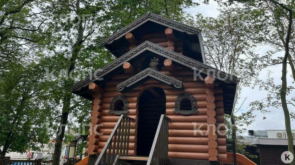 В Зеленоградске заменили детскую площадку с деревянными котами, словно вышедшими из ужастика (фото)   - Новости Калининграда
