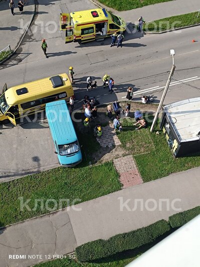 Очевидцы засняли спасение пассажиров, пострадавших в ДТП с двумя маршрутками на Интернациональной - Новости Калининграда | Фото: очевидец 