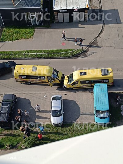 Очевидцы засняли спасение пассажиров, пострадавших в ДТП с двумя маршрутками на Интернациональной - Новости Калининграда | Фото: очевидец 