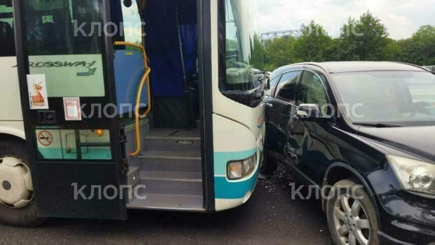 На Балтийском шоссе рейсовый автобус врезался в легковушку (фото) - Новости Калининграда | Фото: очевидец 