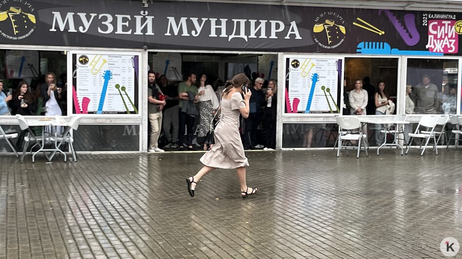 «Это удивительно, но это по-калининградски»: как гроза не смогла помешать открытию джазового фестиваля в Центральном парке (фото, видео) - Новости Калининграда | Фото: «Клопс»