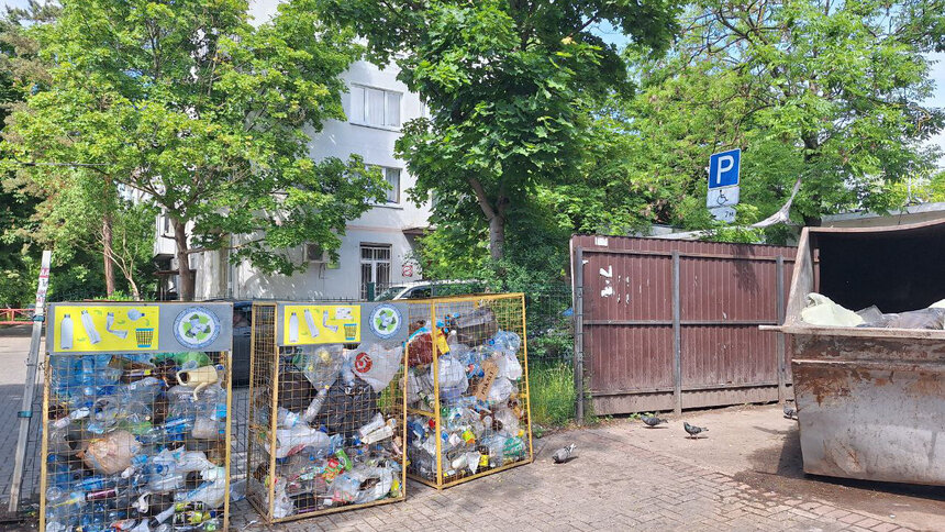Жители привыкли, что пластик собирают в отдельные короба.  | Фото автора