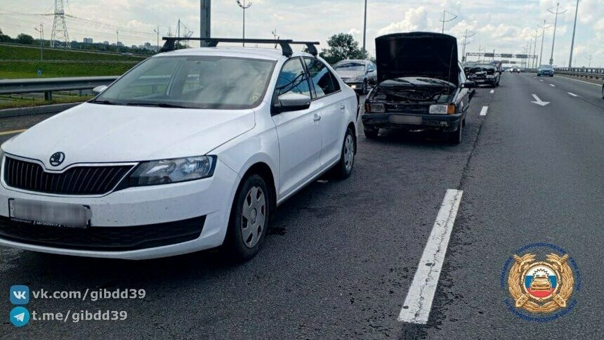 В Калининграде на Северном обходе столкнулись три легковушки - Новости Калининграда | Фото: ГАИ