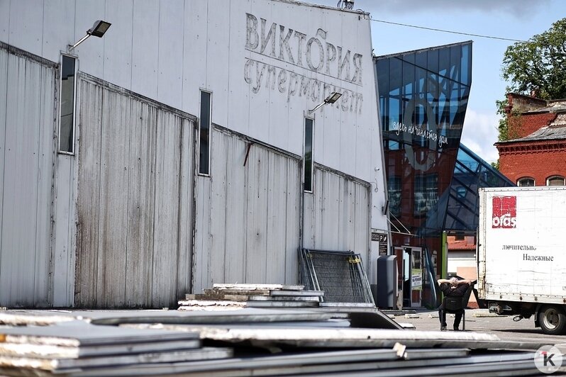 Парковка закрыта, внутри — пустота: что происходит на месте бывшего магазина «Виктория» на 9 Апреля (фоторепортаж) - Новости Калининграда | Фото: Александр Подгорчук / «Клопс»