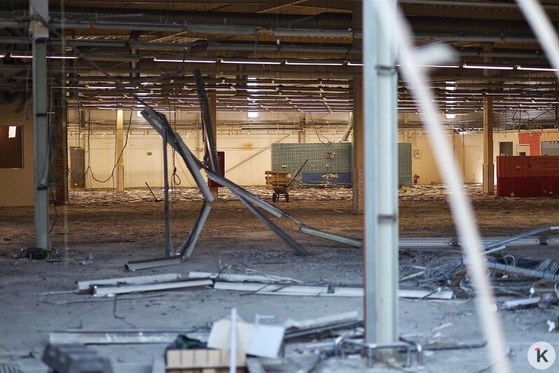 Парковка закрыта, внутри — пустота: что происходит на месте бывшего магазина «Виктория» на 9 Апреля (фоторепортаж) - Новости Калининграда | Фото: Александр Подгорчук / «Клопс»