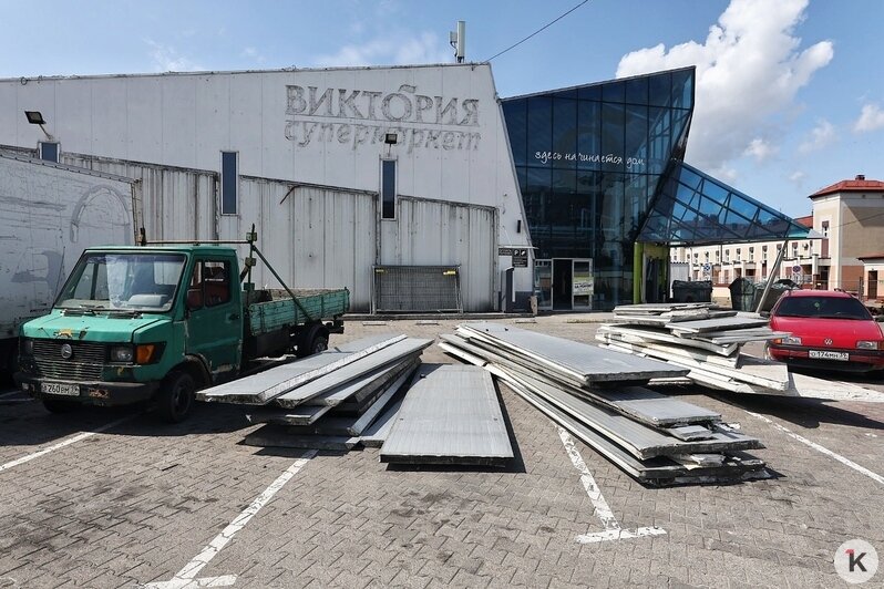 Парковка закрыта, внутри — пустота: что происходит на месте бывшего магазина «Виктория» на 9 Апреля (фоторепортаж) - Новости Калининграда | Фото: Александр Подгорчук / «Клопс»