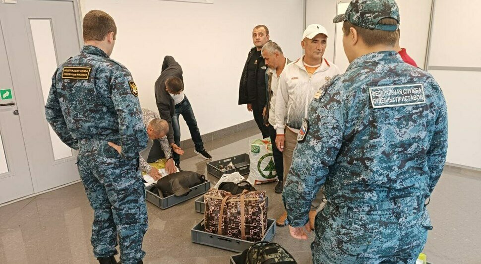 С вещами на вылет: из Калининградской области выдворили 6 иностранцев, нарушивших законы РФ - Новости Калининграда | Фото: пресс-служба УФССП России по Калининградской области
