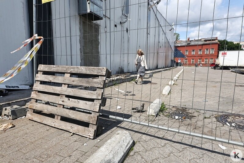 Парковка закрыта, внутри — пустота: что происходит на месте бывшего магазина «Виктория» на 9 Апреля (фоторепортаж) - Новости Калининграда | Фото: Александр Подгорчук / «Клопс»