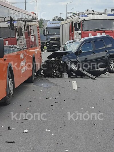 На улице Молодой Гвардии внедорожник врезался в автобус, объезжавший их грузовик напоролся на отбойник (фото, видео) - Новости Калининграда | Фото: очевидец 