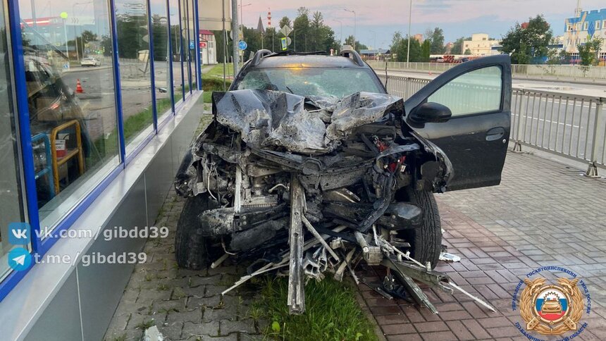 В аварии на Гагарина, где легковушка снесла ограждение и вылетела на тротуар, оказалось замешано ещё одно авто - Новости Калининграда | Фото: ГАИ Калининградской области 