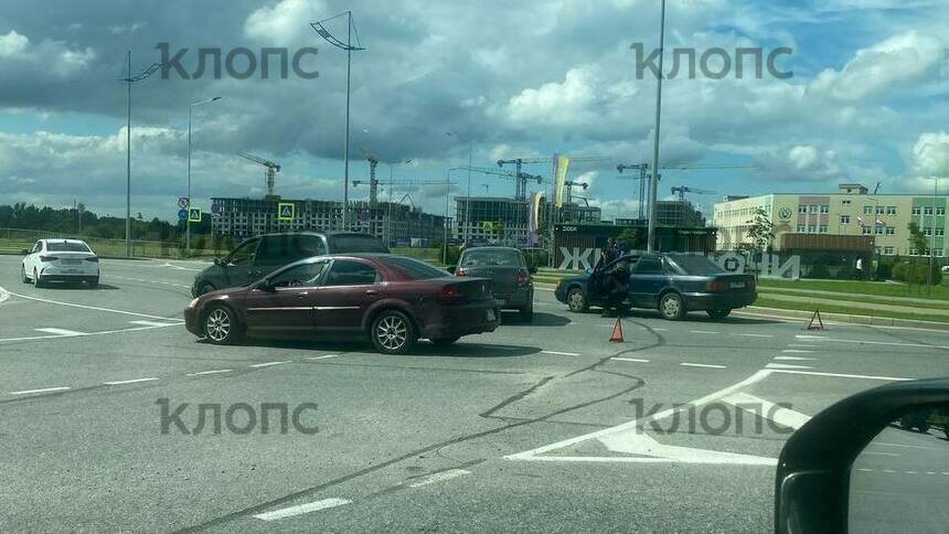 В Гурьевске на разворотном кольце столкнулись две легковушки, авария вызвала пробку (видео)  - Новости Калининграда | Фото: очевидец 
