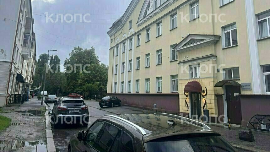 В Калининграде за драмтеатром убрали спорный знак, теперь тротуар уставлен машинами (фото) - Новости Калининграда | Фото: «Клопс»