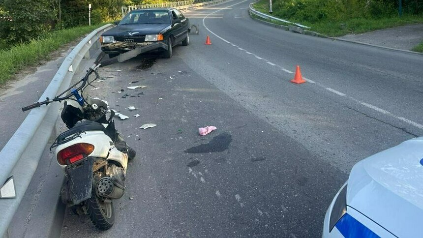 Под Калининградом выскочивший на встречку скутерист оставил неизгладимый след на капоте Audi (фото) - Новости Калининграда | Фото: Госавтоинспекция Калининградской области