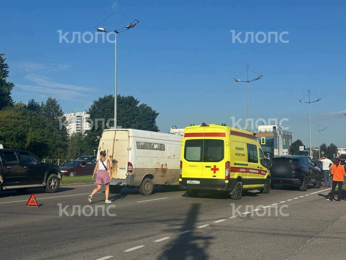 В конце Московского проспекта столкнулись внедорожник и мотоцикл, есть пострадавший (фото)  - Новости Калининграда | Фото: очевидец 