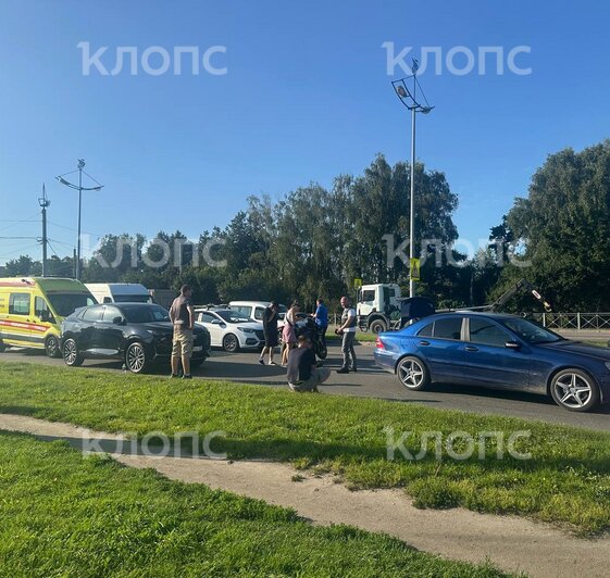 В конце Московского проспекта столкнулись внедорожник и мотоцикл, есть пострадавший (фото)  - Новости Калининграда | Фото: очевидец 