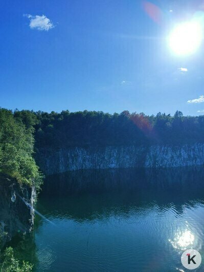 Затопленный каньон, откуда прыгают местные в прозрачную воду | Фото: Алина Соболева