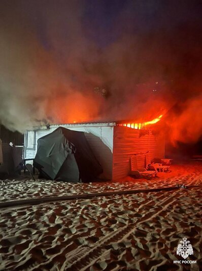 На пляже в Янтарном загорелся деревянный дом, пожарные вовремя вынесли два газовых баллона (фото)  - Новости Калининграда | Фото: МЧС Калининградской области 