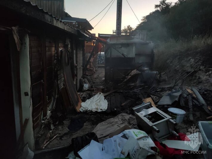 На пляже в Янтарном загорелся деревянный дом, пожарные вовремя вынесли два газовых баллона (фото)  - Новости Калининграда | Фото: МЧС Калининградской области 