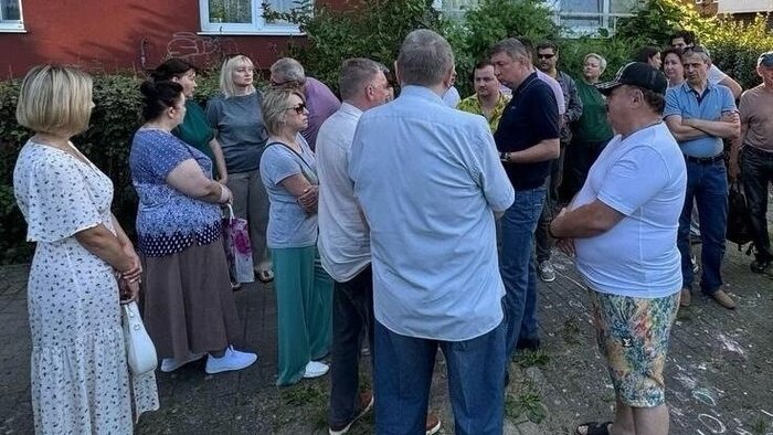500 тысяч застряли в воздухе: в Калининграде УК год кормила жильцов высотки завтраками о починке лифта - Новости Калининграда
