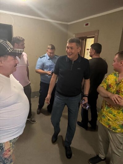 500 тысяч застряли в воздухе: в Калининграде УК год кормила жильцов высотки завтраками о починке лифта - Новости Калининграда