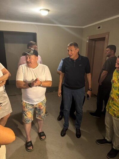 500 тысяч застряли в воздухе: в Калининграде УК год кормила жильцов высотки завтраками о починке лифта - Новости Калининграда