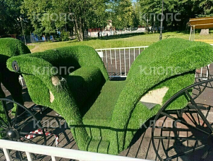 В Детском парке Советска посетители «проели плешь» слонам и лошадкам (фото)    - Новости Калининграда | Фото: Ангелина