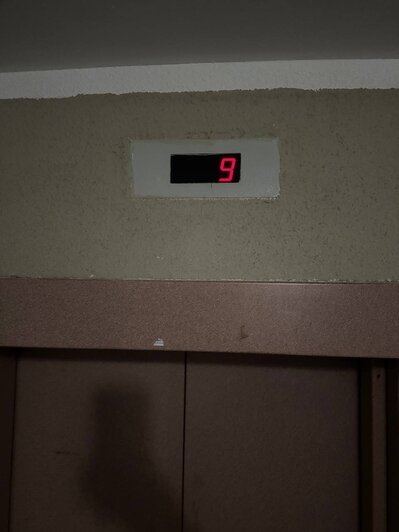 500 тысяч застряли в воздухе: в Калининграде УК год кормила жильцов высотки завтраками о починке лифта - Новости Калининграда