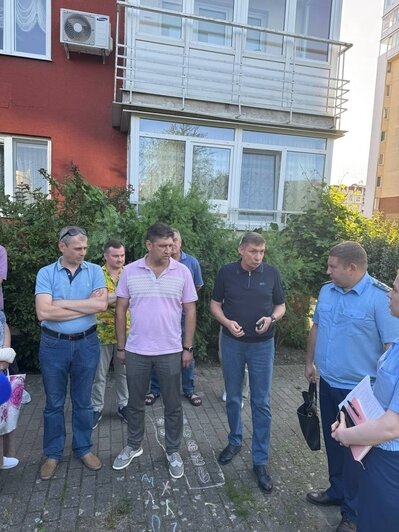 500 тысяч застряли в воздухе: в Калининграде УК год кормила жильцов высотки завтраками о починке лифта - Новости Калининграда