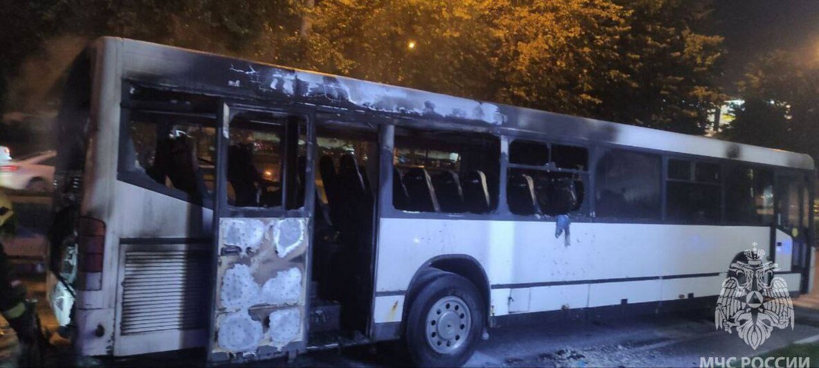 В МЧС показали, как тушили загоревшийся на Московском проспекте автобус (фото, видео)  - Новости Калининграда | Фото: МЧС Калининградской области 