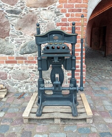 В Гвардейск привезли старинный позолотный пресс конца XIX века (фото) - Новости Калининграда | Фото: страница странице «Башни Востока» «ВКонтакте»