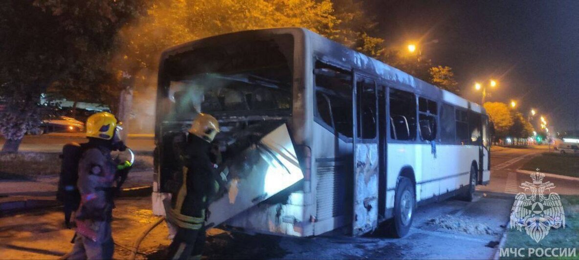 В МЧС показали, как тушили загоревшийся на Московском проспекте автобус (фото, видео)  - Новости Калининграда | Фото: МЧС Калининградской области 