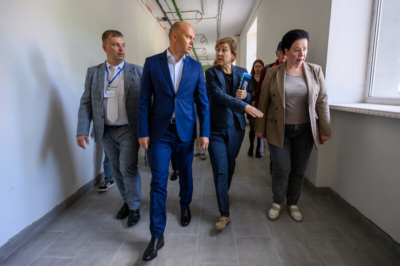 Ходом работ довольны: власти проверили готовность калининградских школ к 1 сентября (фото) | Фото: Александр Мелехов 