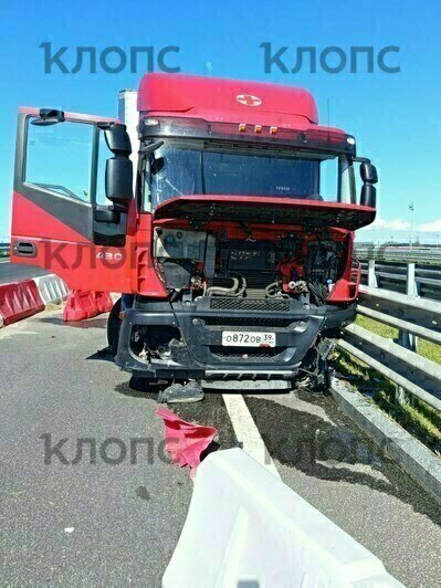 Пострадавший тягач стоял на окружной под Калининградом до среды, 20 августа | Фото: архив героини материала