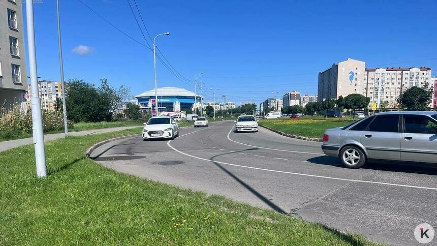 Разметка навела порядок: калининградские водители оценили схему движения на вытянутом кольце на Сельме (фоторепортаж) - Новости Калининграда | Фото: «Клопс»