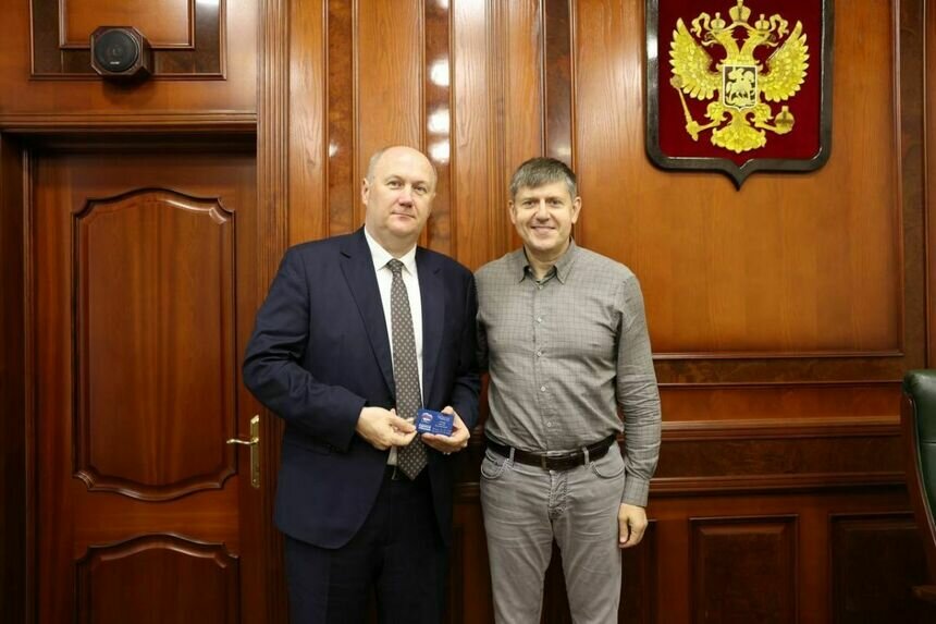 Партбилет Сергею Аронову вручил спикер заксобрания Андрей Кропоткин | Фото: сайт Калининградского регионального отделения партии «Единая Россия»