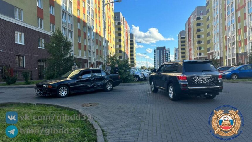Во дворе на Карамзина столкнулись две легковушки, одного из пассажиров увезли в больницу  - Новости Калининграда | Фото: ГАИ Калининградской области 