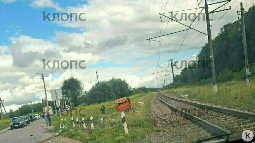 Под Калининградом «Ласточка» задела автомобиль, машина улетела в кювет (фото) - Новости Калининграда | Фото: очевидец